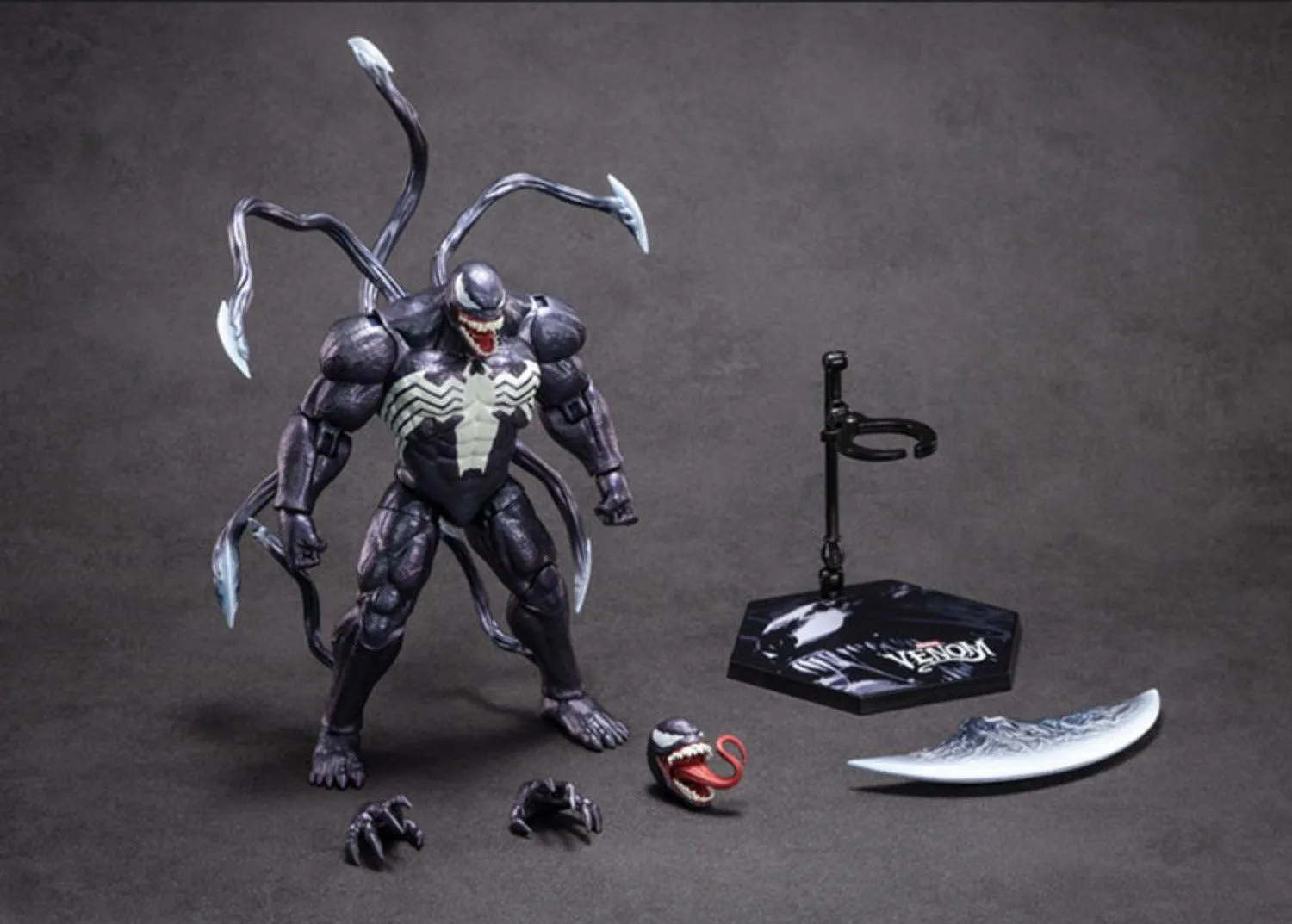 1:10 Venom Action Toy